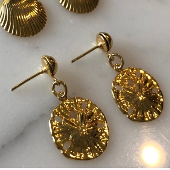 Sand dollar earrings in gold - Picture 2 of 3